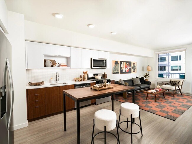 Cocinas inspiradas en chefs con encimeras de cuarzo, gabinetes de diseño y una elegante iluminación debajo de los gabinetes. - Modera Raleigh Hills