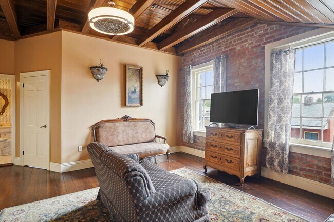 Building Photo - Xiques House