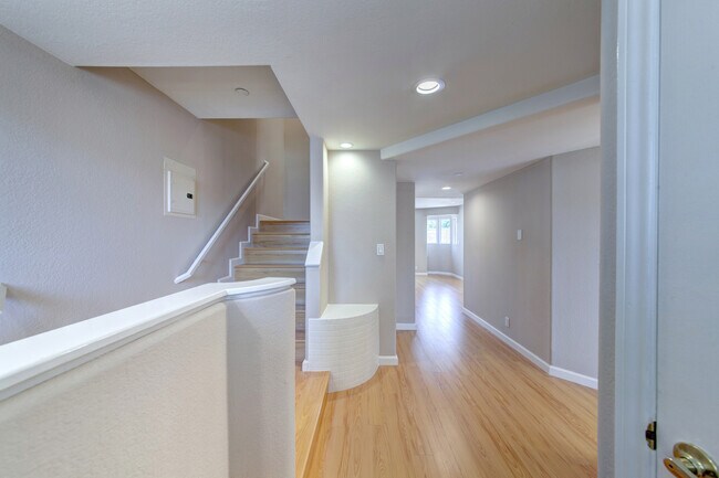 Foto del edificio - 604 W Wilson Ave