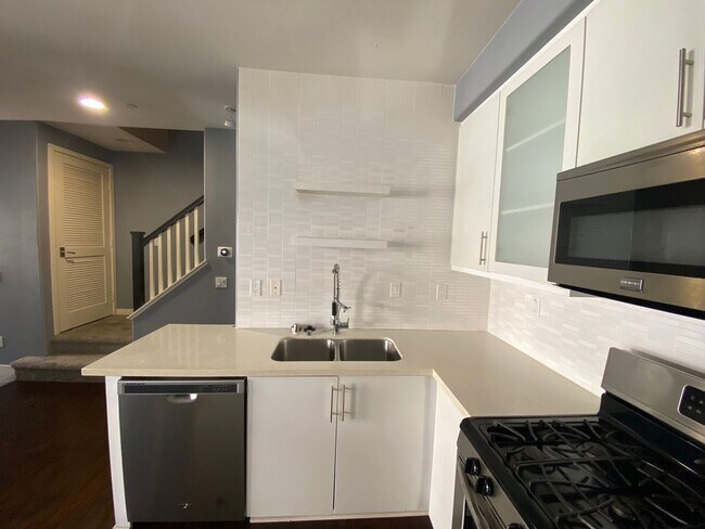 Foto del edificio - Charming 2-Bed / 2.5-Bath Townhouse in the...