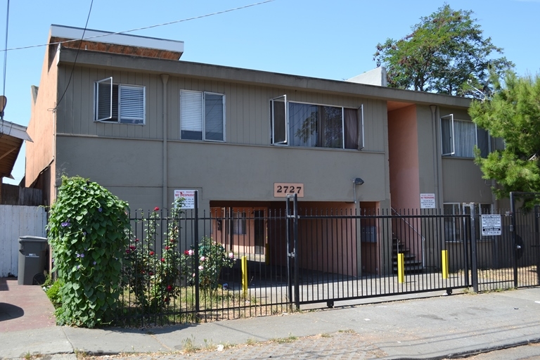 Foto principal - 2727 E 17th St
