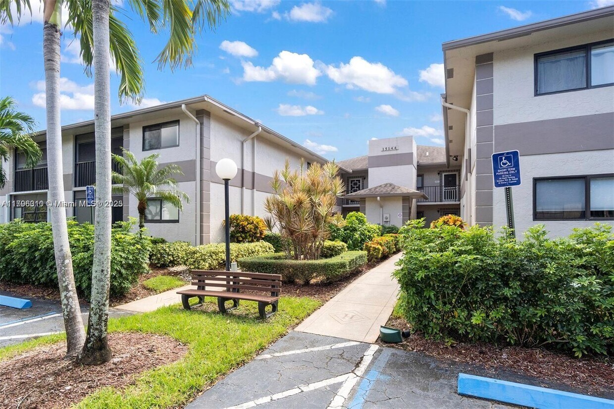 Foto principal - 15144 Ashland St