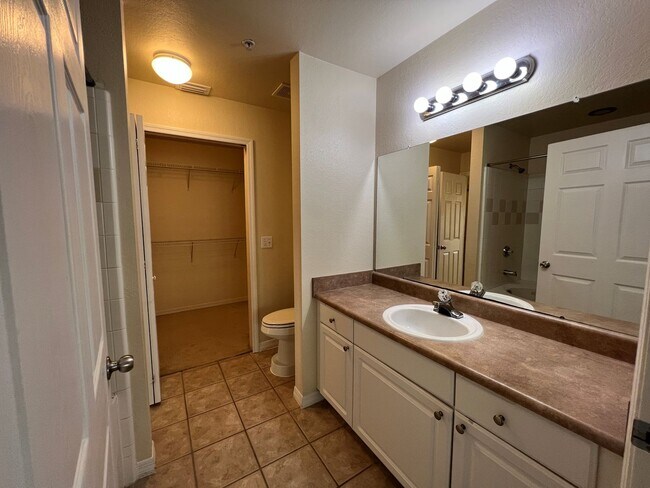 Building Photo - Beautiful 2-bedroom, 2-bath Condo availabl...