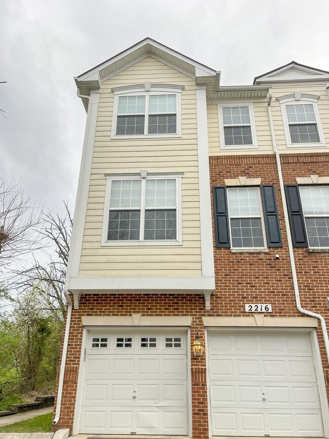 Sizable End Unit Townhome in Wheaton w/ 2 Car Garage! - Sizable End Unit Townhome in Wheaton w/ 2 Car Garage!