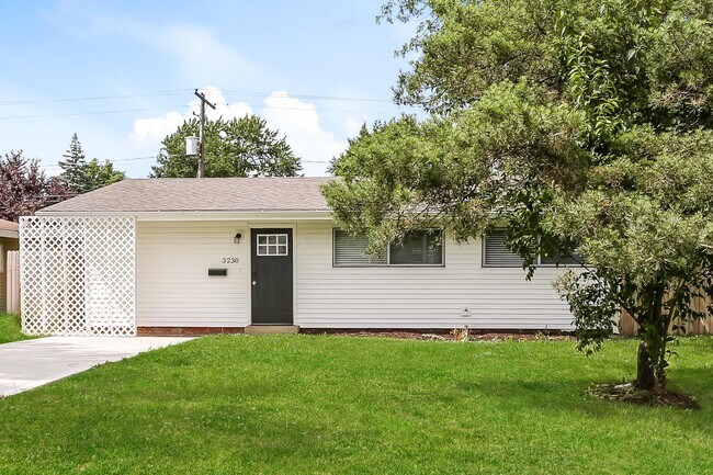 Building Photo - 3230 Vanderberg Ave
