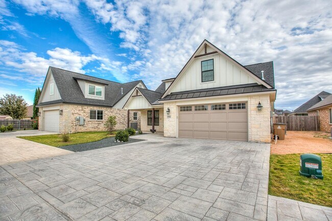 Foto del edificio - Luxurious 4 Bedroom, 4Bath Home — Marble Finishes, High-End Appliances AVAILABLE NOW!!!