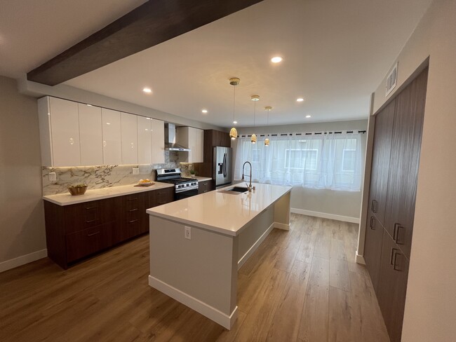 Entertainer's Kitchen - 4315 Redwood Ave