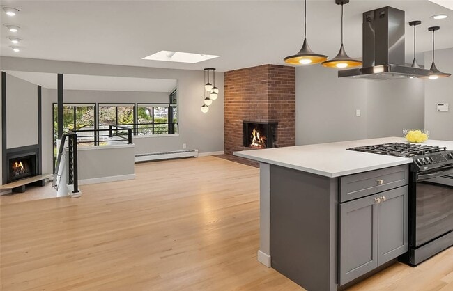 Building Photo - Stunning Remodeled Hunts Point Home for Rent