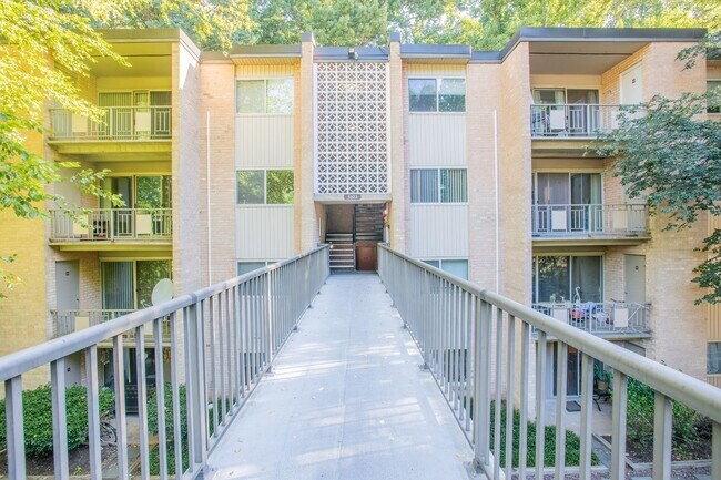 Foto del edificio - Lovely 2 BR/1 BA Condo in North Bethesda!