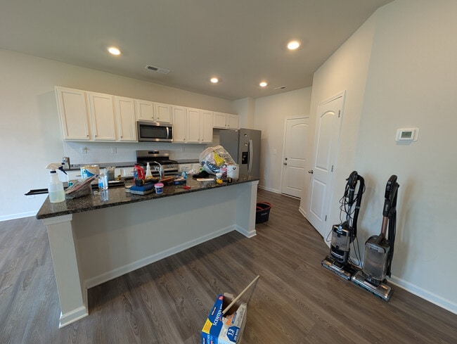 Foto del edificio - Room in House on Eastcott Ave