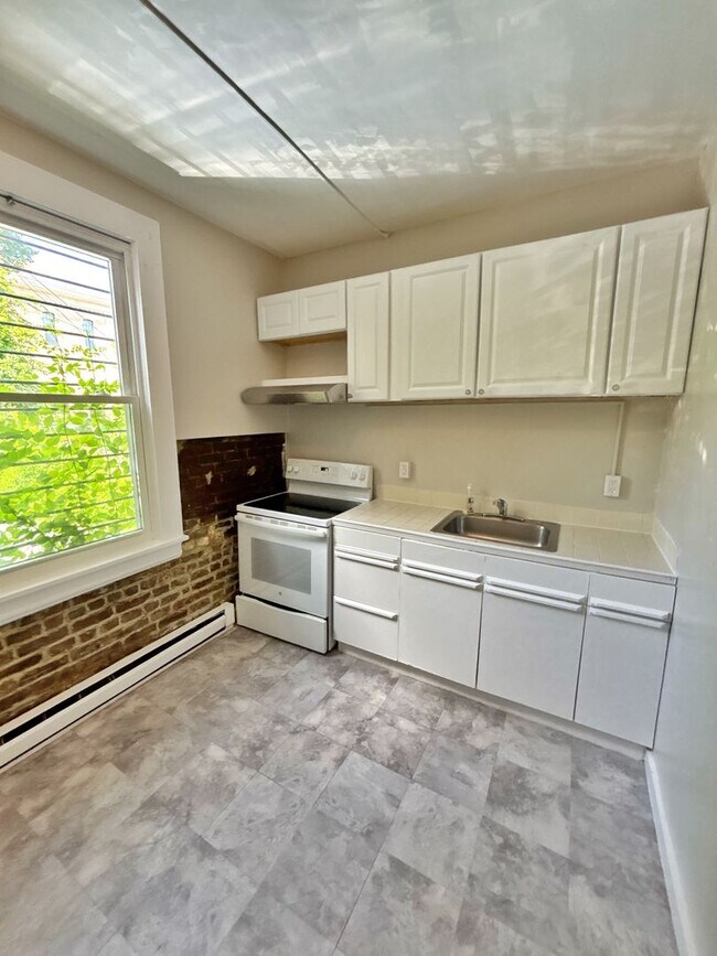 Foto del edificio - For Rent – Renovated 1 Bedroom, 1 Bathroom...