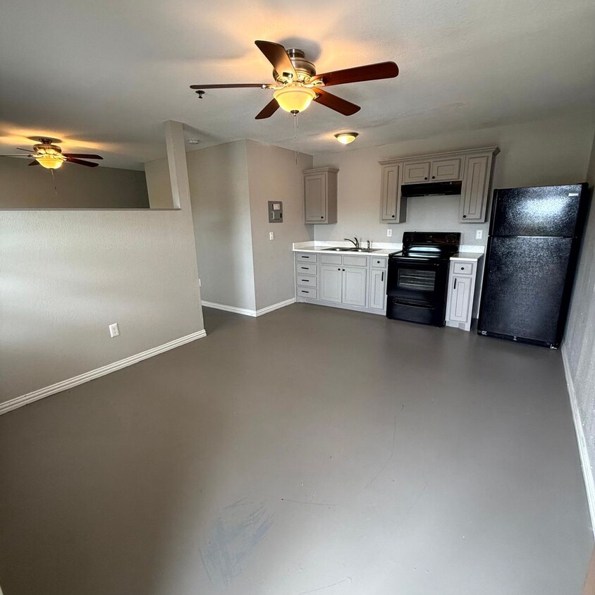 Primary Photo - $500 Off 1st Full Month!* All Utilities In...