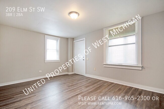 Building Photo - Available Now | 3 Bed, 2 Bath Home | Spaci...