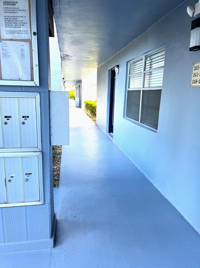 Foto del edificio - 247 Burgundy Ave