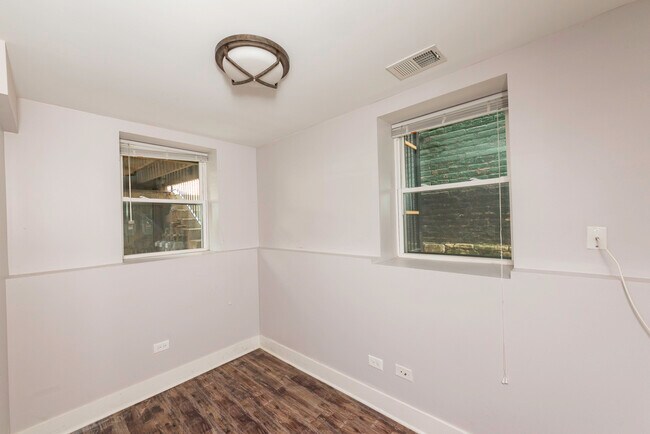 Building Photo - 1363 W Walton St