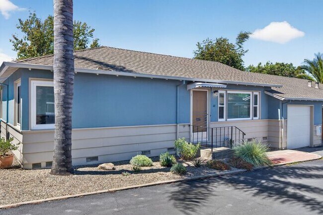 Foto del edificio - 2,900 /Month Beautiful 2 Bed, 1 Bath Single Story, with Garage Centrally Located in Petaluma!