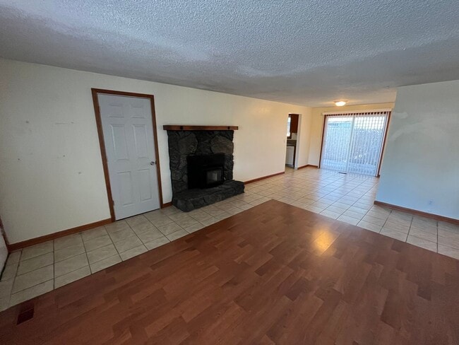 Foto del edificio - 2 Bed/1 Bath Duplex with Single Car Garage...