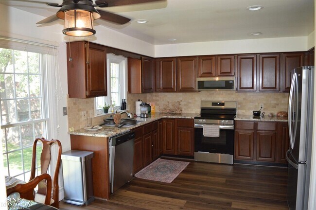 Foto del edificio - 744 Trombley Rd