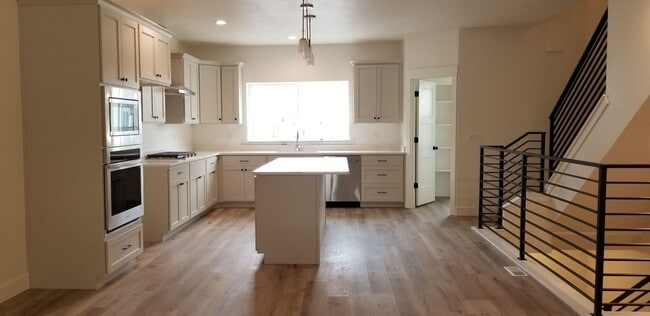 Foto del edificio - BRAND NEW TOWN HOME READY TO MOVE IN