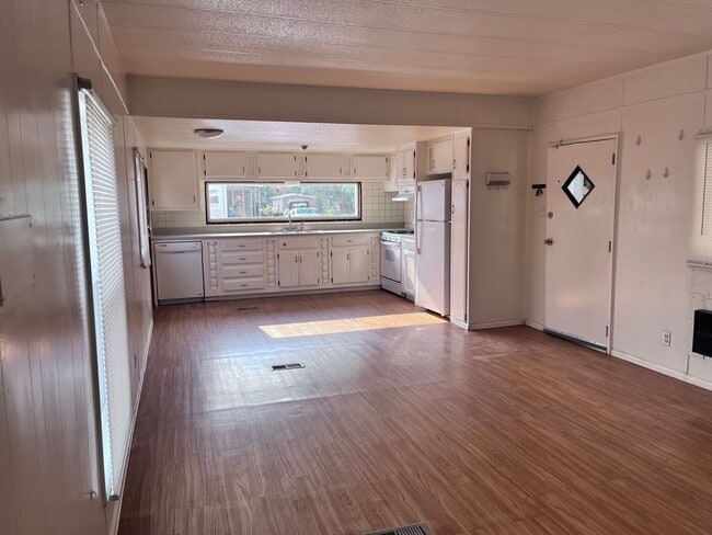 Building Photo - Home Sweet Home in Marianna Village - 2 bedroom and 1.5 bath