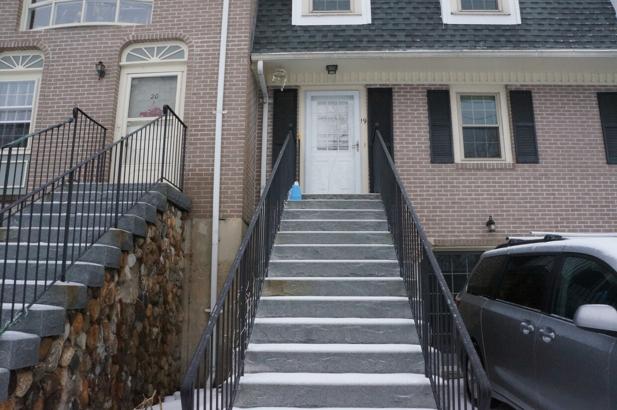 Primary Photo - 19 Cannongate III Rd