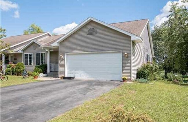 Foto del edificio - Huge 3BR/3ba Duplex on West Side of Eau Claire