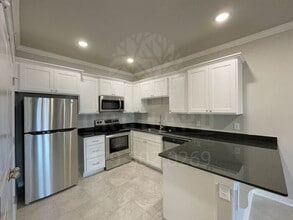 Building Photo - 2000 E Brookview Cir