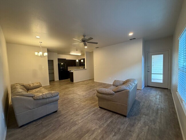 Foto del edificio - Luxury Town House in Southwest Lubbock