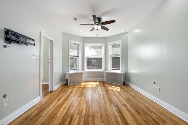 Foto del edificio - 2324 N Harding Ave