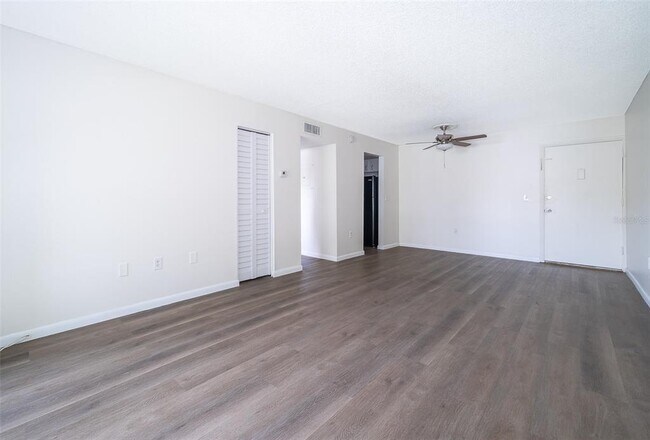 Foto del edificio - 920 Lake Destiny Rd