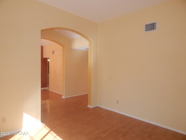 Building Photo - 760 W Annandale Way