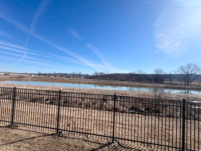 Building Photo - 561 Shepherd St