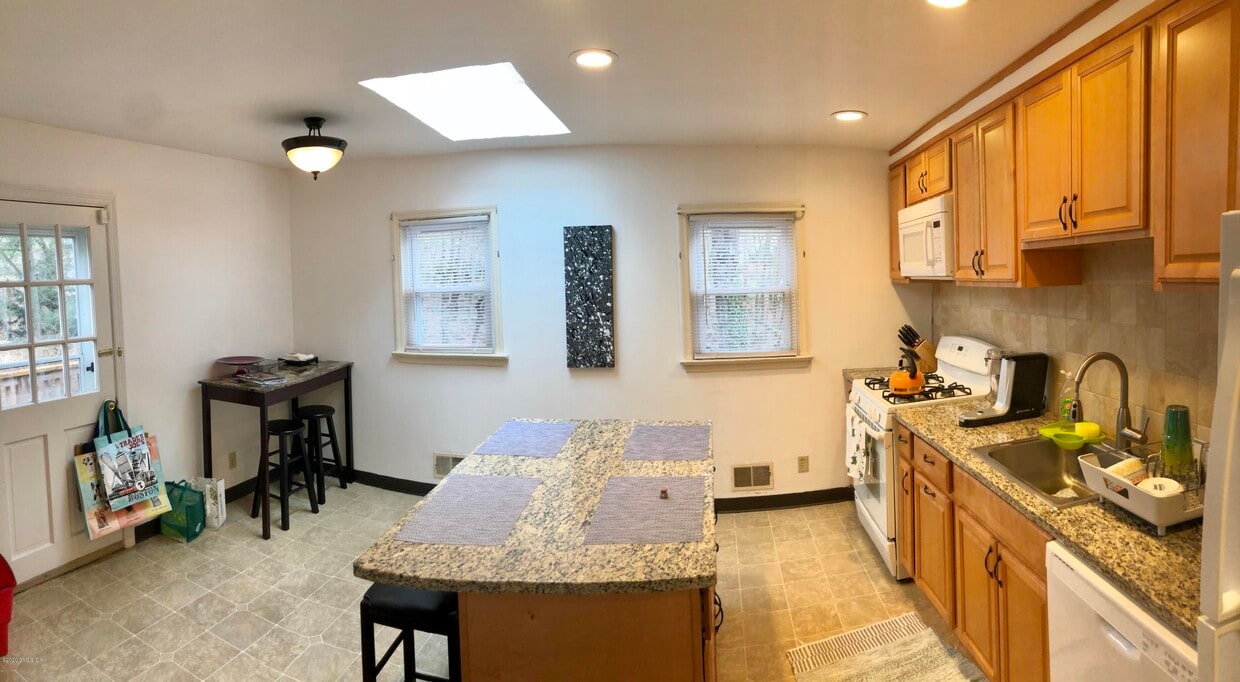 16 Concord St Unit LEFT, Greenwich, CT 06831 Room for Rent in
