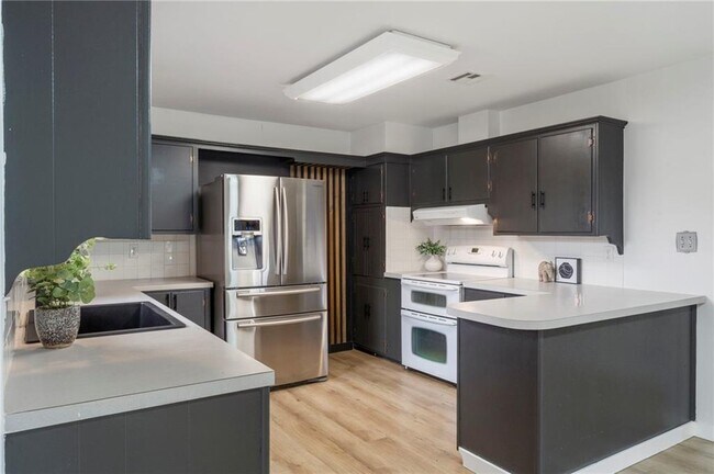 Foto del edificio - 701 NW Ford Ln