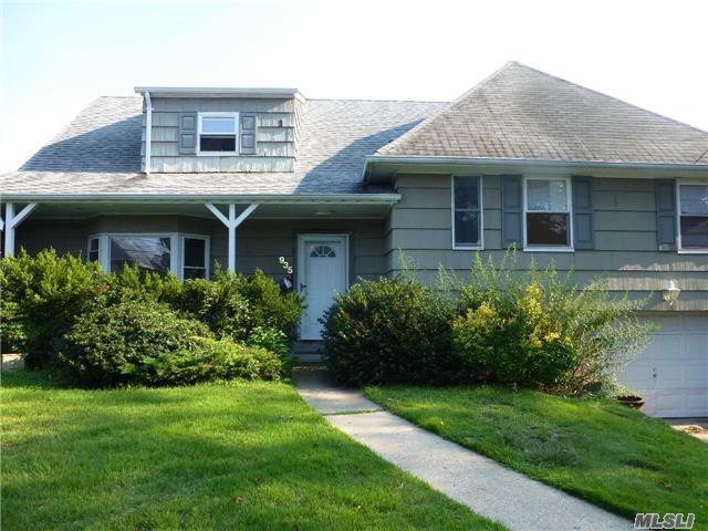 Building Photo - 935 Midway