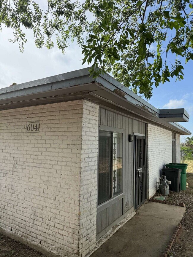 Foto del edificio - Affordable One Bed/One Bath in a Duplex