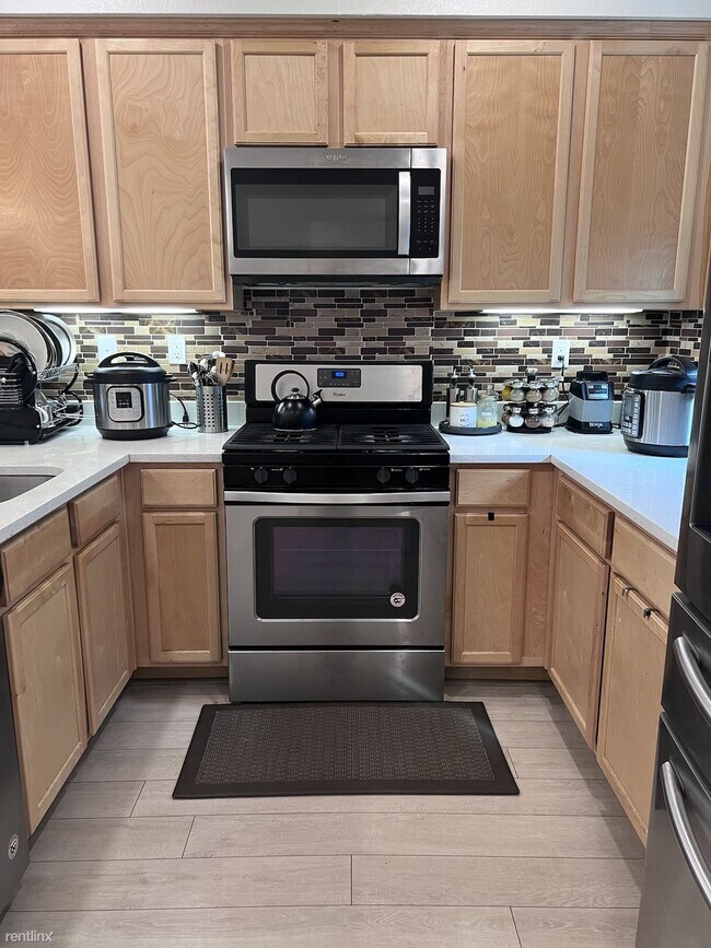 Building Photo - 2 br, 1.5 bath Townhome - 1416 Cherry Circle