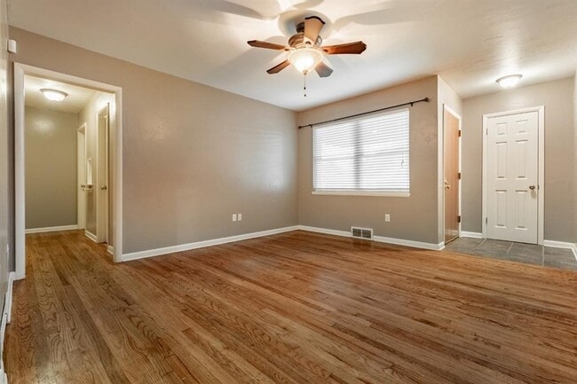 Building Photo - 2108 Henderson Dr
