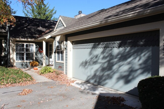 Foto del edificio - Coming Soon!  Charming Waterfront 2 BR in ...