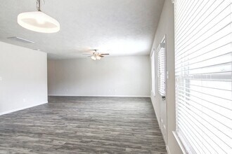 Building Photo - 2811 Silver Charm