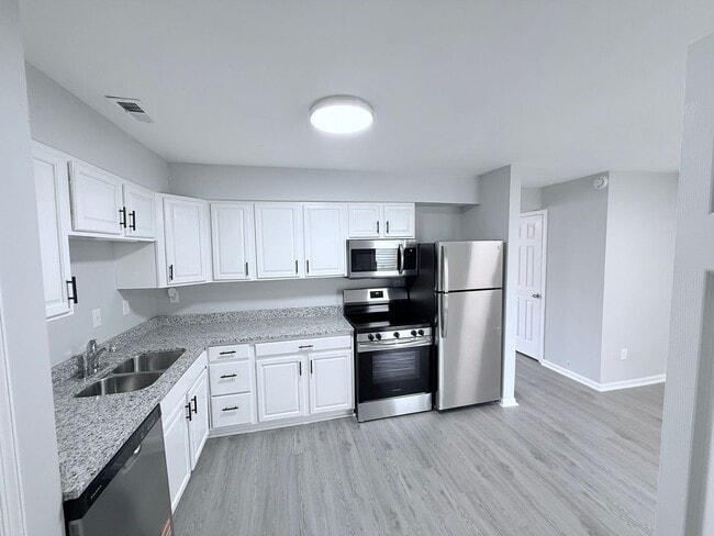 Building Photo - Modern Comfort Meets Convenience – Renovat...