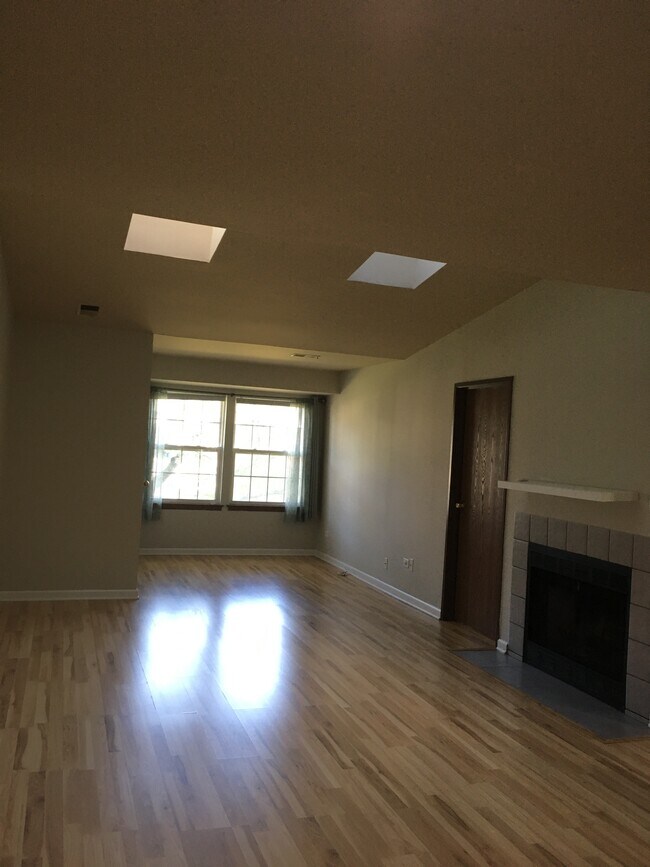 Foto del edificio - 1353 E Wyndham Cir