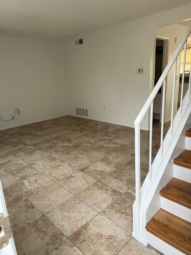 Entrada - 1340 E Stearns Ave