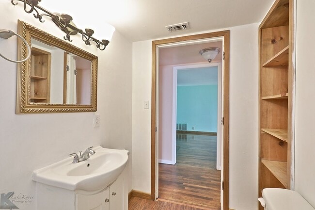 Foto del edificio - Plenty of Room! Cute yards