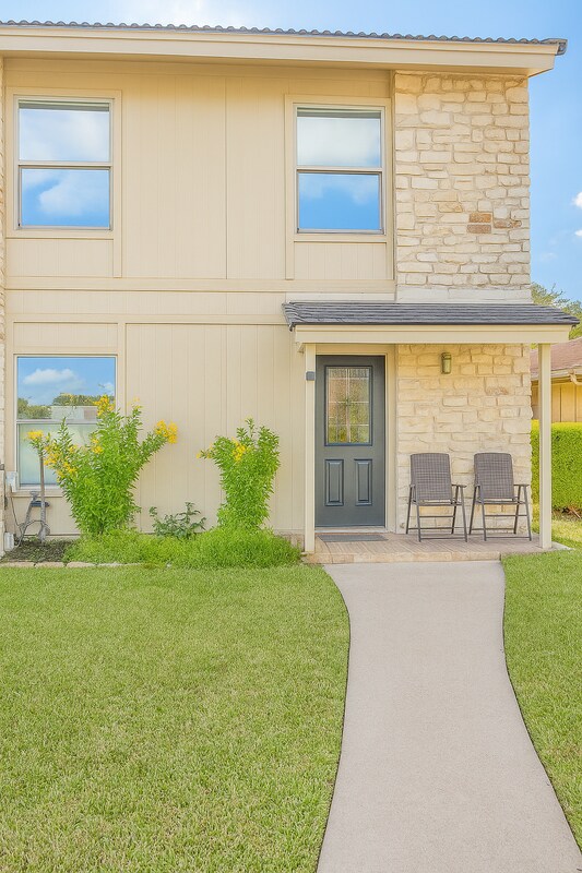 Building Photo - 300 Lucy Ln Building Photo - 300 Lucy Ln