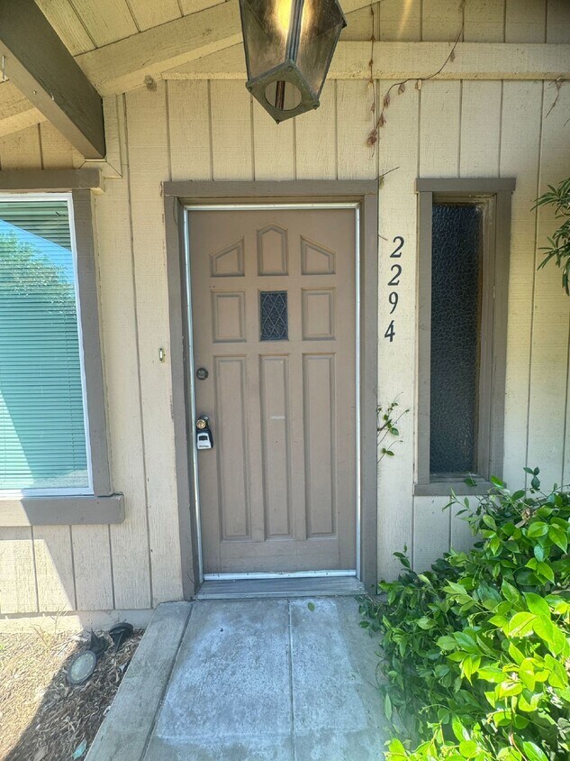 Foto principal - Two Bedroom Townhome Available mid-November