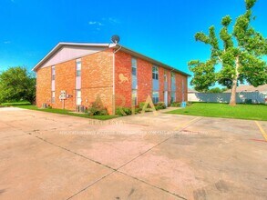 Building Photo - 511 W Fox Rd