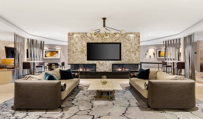 Disfrute de su espaciosa sala club para residentes - The Chase at Overlook Ridge, East