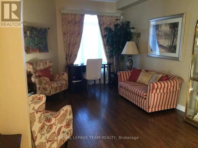 Photo du bâtiment - 242 Colbert Crescent