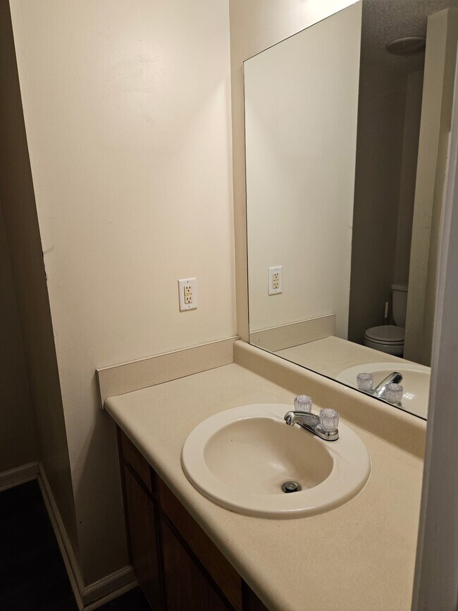 Foto del edificio - 813 Ash St Ext